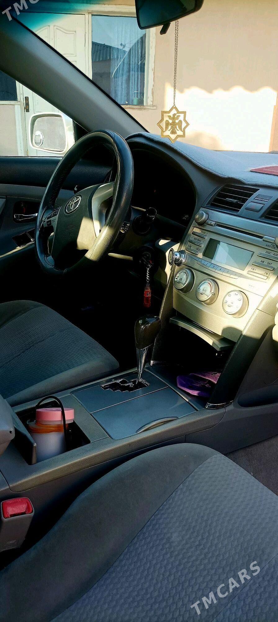 Toyota Camry 2010 - 200 000 TMT - Baýramaly - img 4