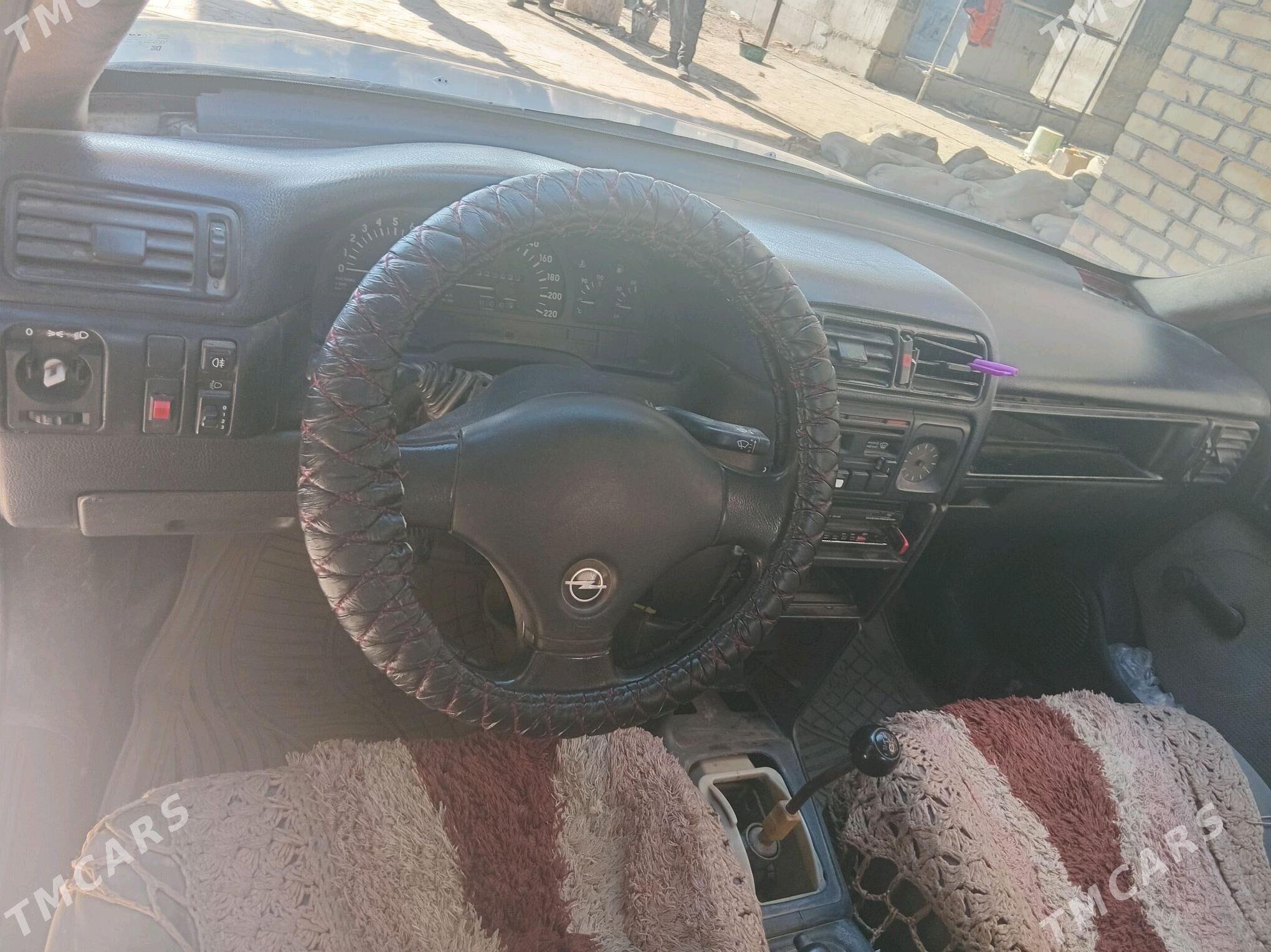 Opel Vectra 1990 - 25 000 TMT - Sakar - img 5