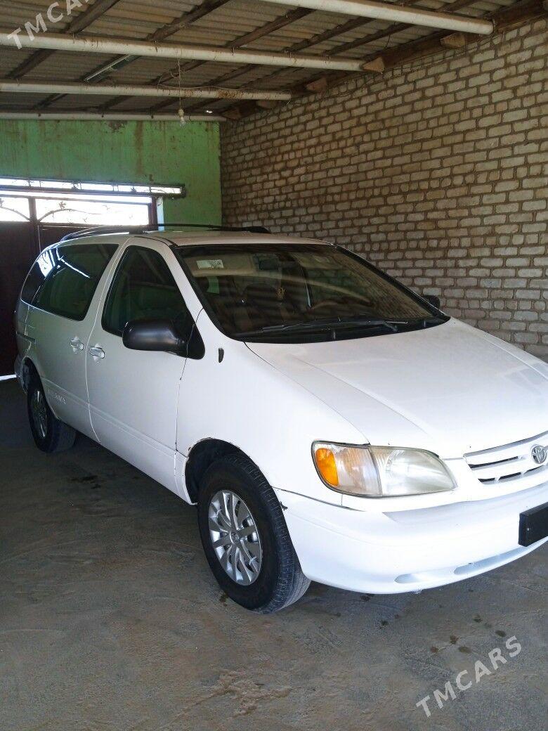 Toyota Sienna 2001 - 130 000 TMT - Бабадайхан - img 1