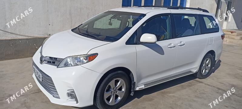 Toyota Sienna 2018 - 420 000 TMT - Гуртли - img 1