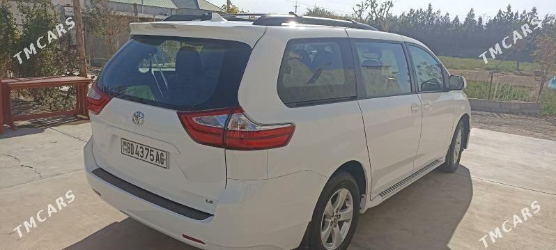 Toyota Sienna 2018 - 420 000 TMT - Гуртли - img 3