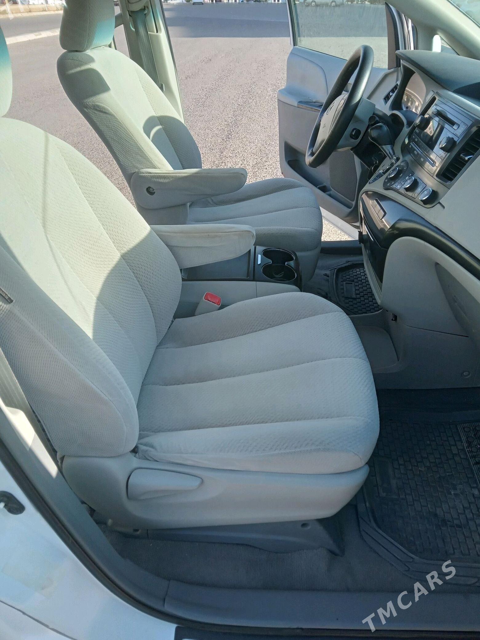 Toyota Sienna 2011 - 296 000 TMT - Мары - img 3