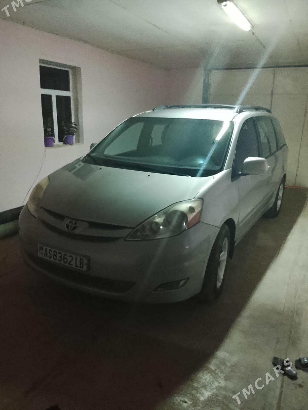 Toyota Sienna 2009 - 200 000 TMT - Сакар - img 1