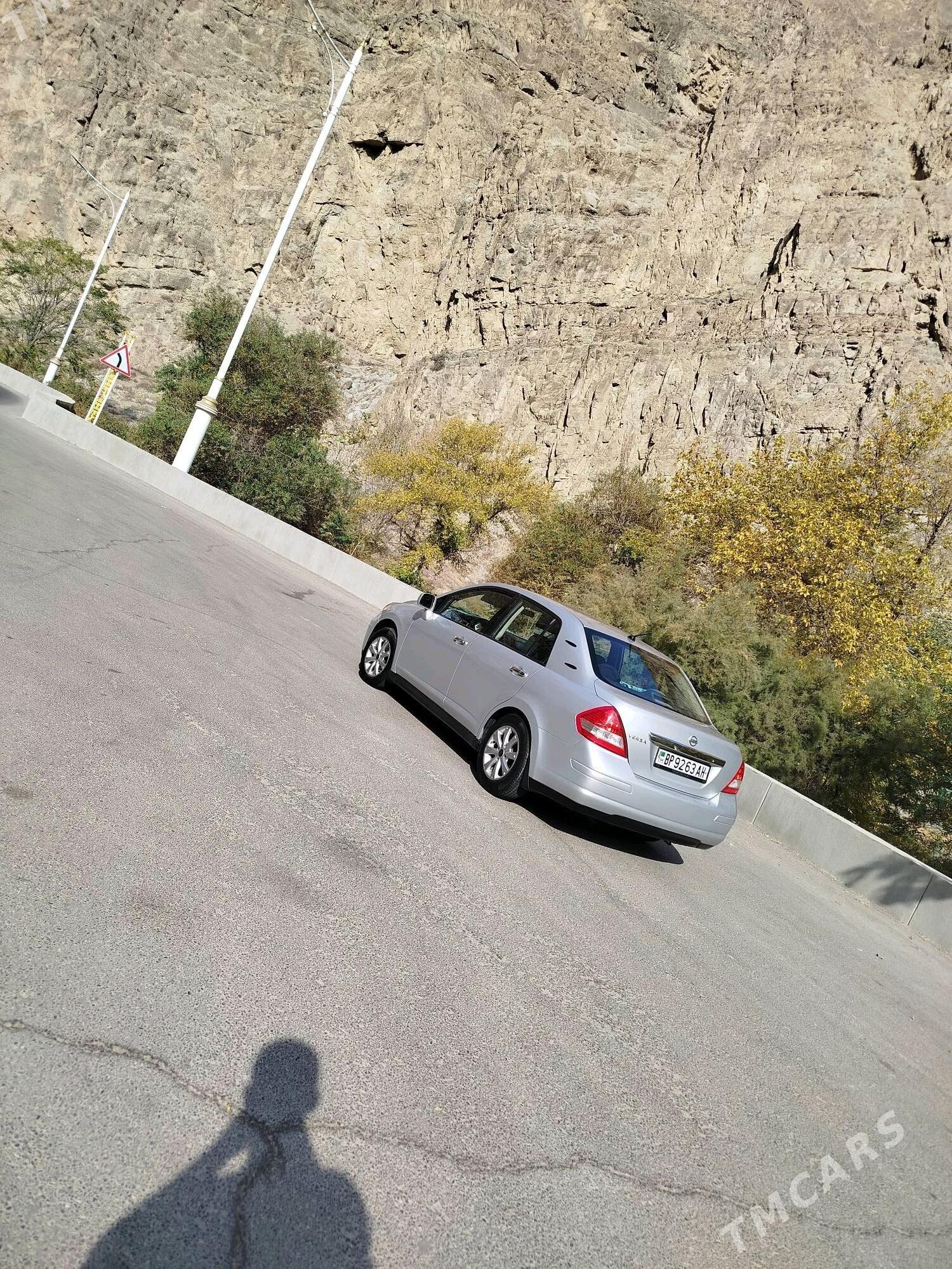 Nissan Versa 2010 - 138 000 TMT - Гёкдепе - img 5