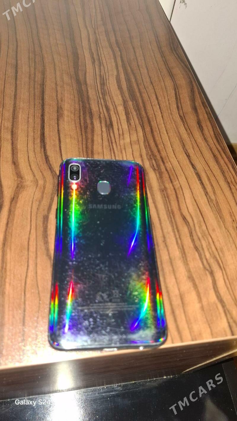 samsung a40 - Хитровка - img 5