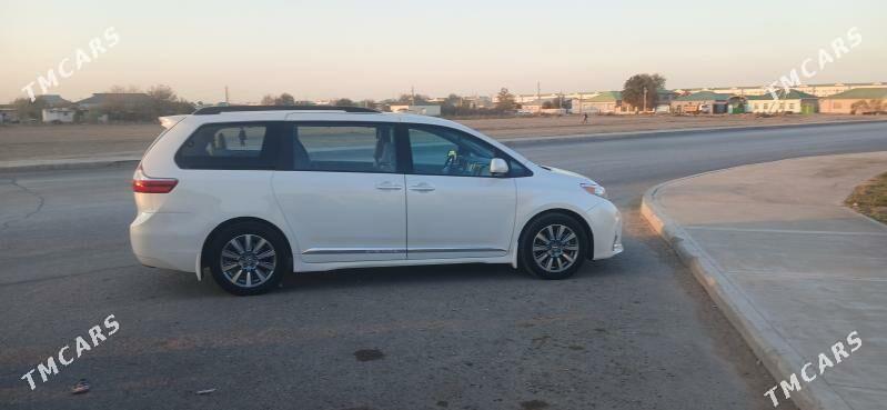 Toyota Sienna 2018 - 550 000 TMT - Aşgabat - img 4