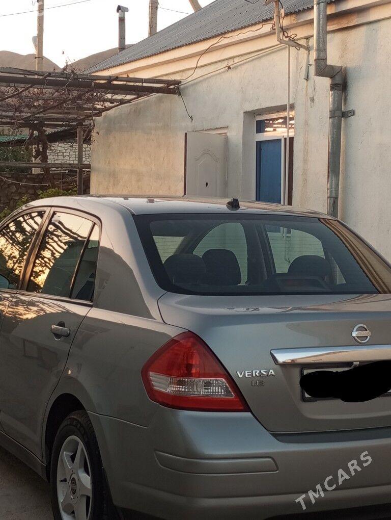 Nissan Versa 2010 - 125 000 TMT - Балканабат - img 4