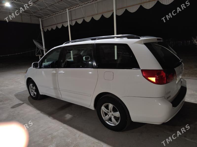Toyota Sienna 2009 - 250 000 TMT - Мары - img 2