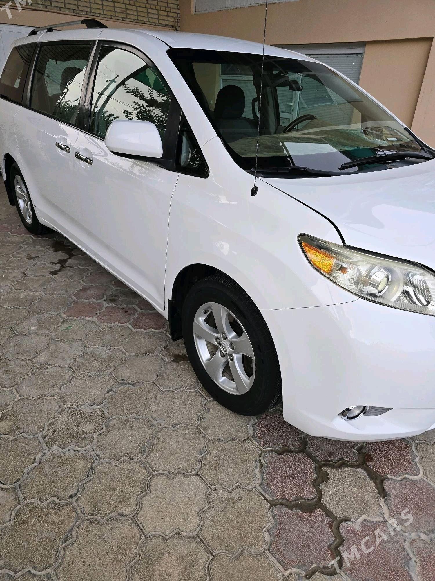 Toyota Sienna 2011 - 300 000 TMT - Aşgabat - img 4