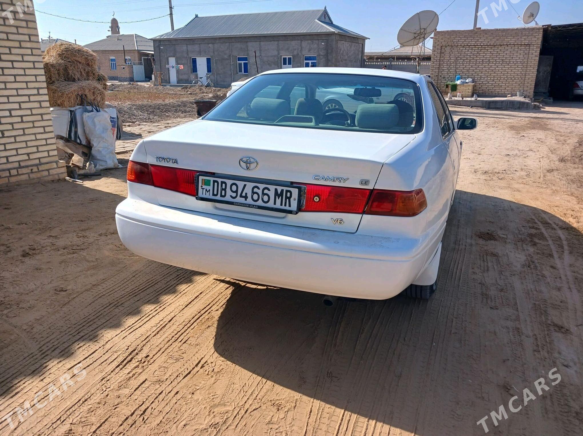 Toyota Camry 2001 - 120 000 TMT - Мары - img 1