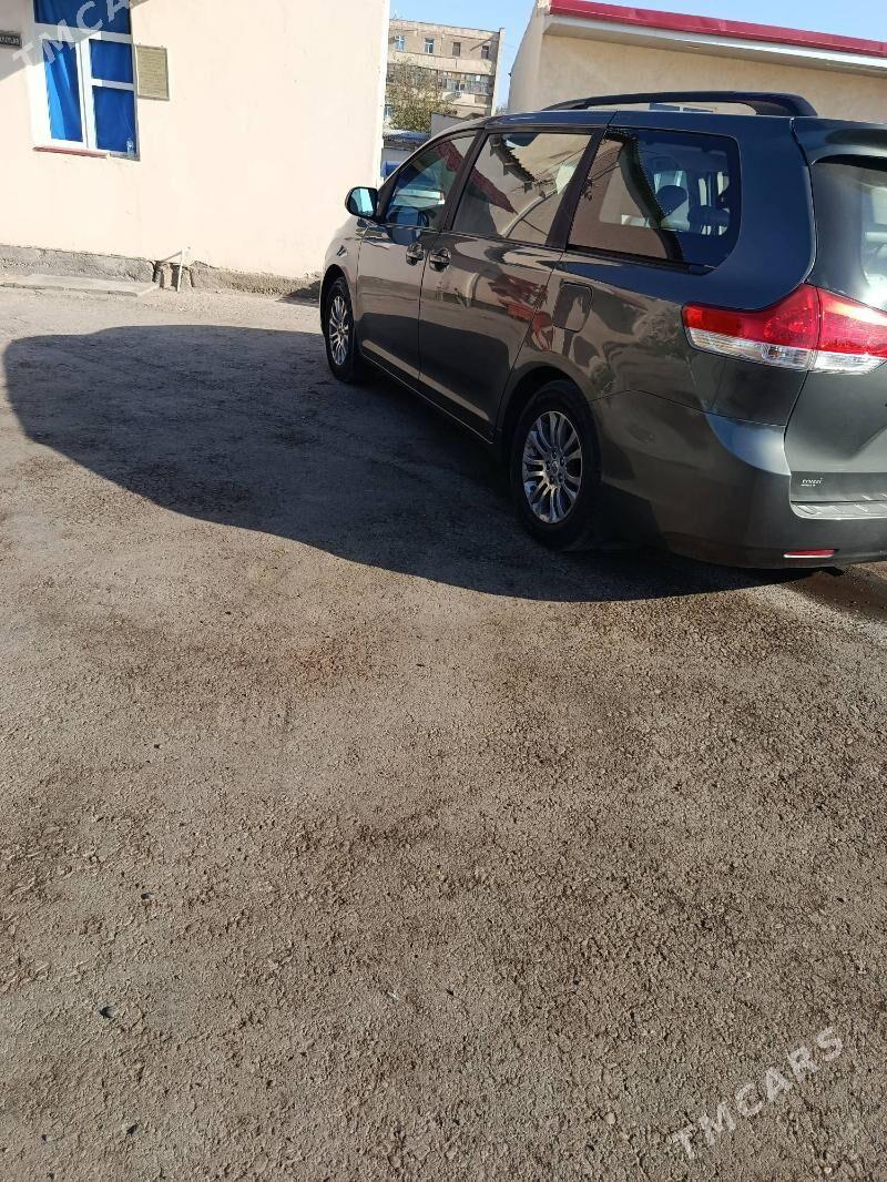 Toyota Sienna 2011 - 299 000 TMT - Мары - img 2