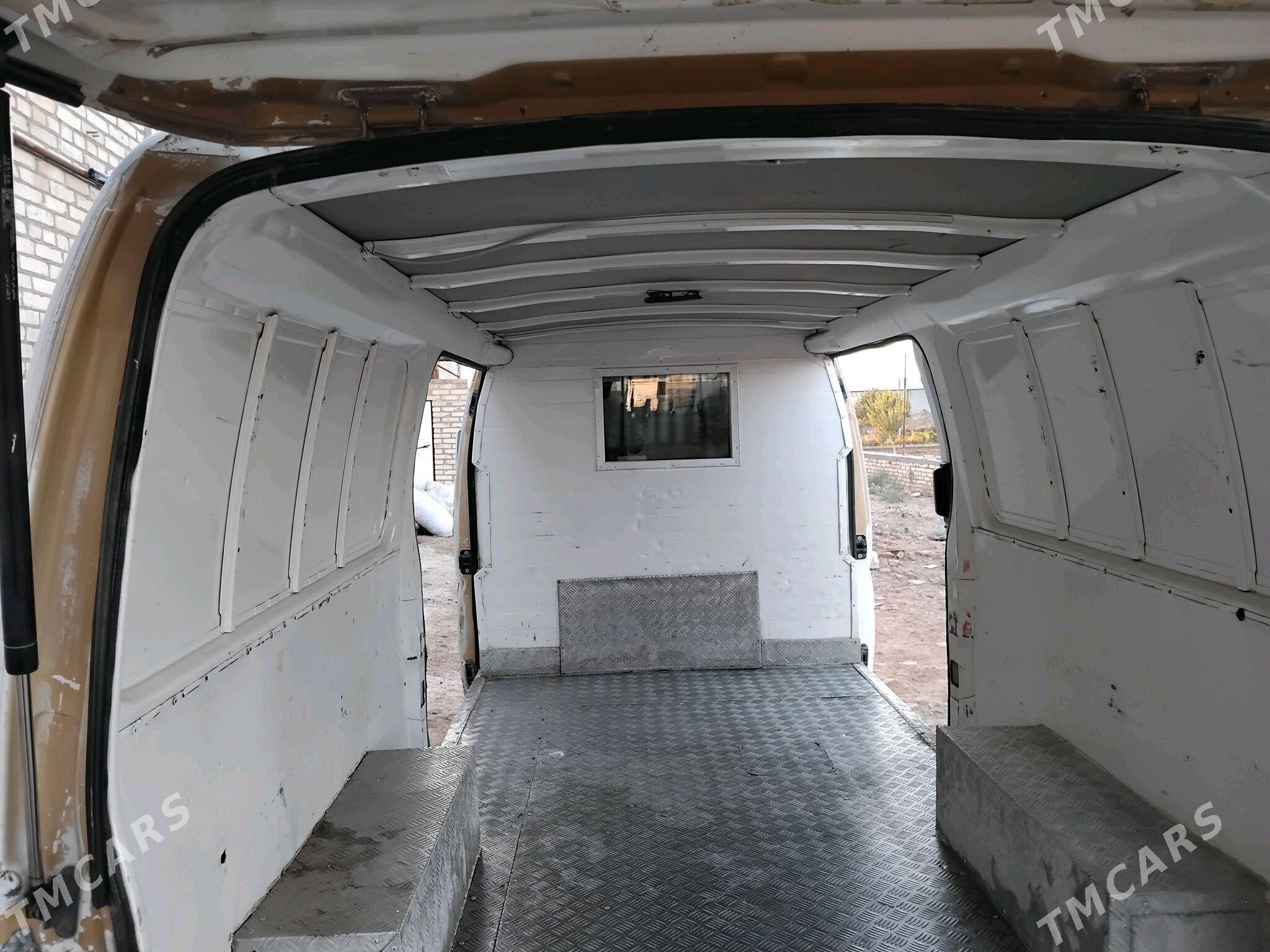 Nissan Urvan 2005 - 109 000 TMT - Дянев - img 4