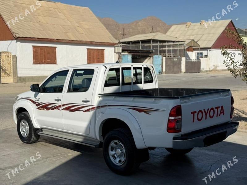 Toyota Hilux 2014 - 370 000 TMT - Балканабат - img 2