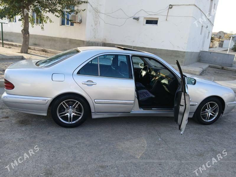 Mercedes-Benz E320 2001 - 120 000 TMT - Türkmenbaşy - img 2