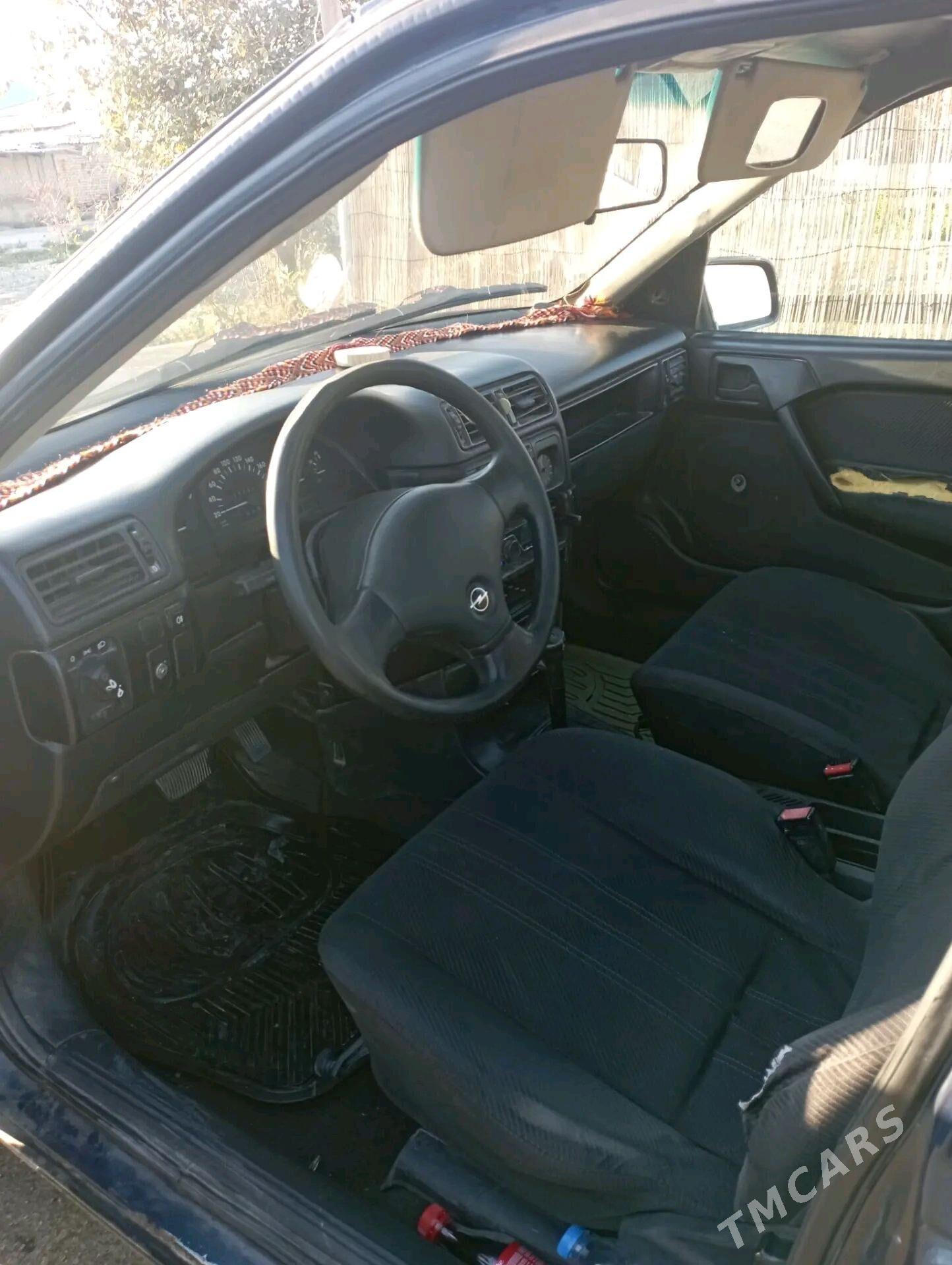 Opel Vectra 1992 - 28 000 TMT - Bäherden - img 5