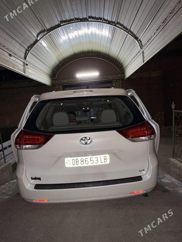 Toyota Sienna 2012 - 335 000 TMT - Türkmenabat - img 2