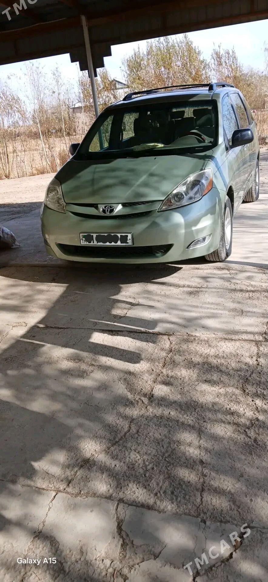 Toyota Sienna 2009 - 250 000 TMT - етр. Туркменбаши - img 1