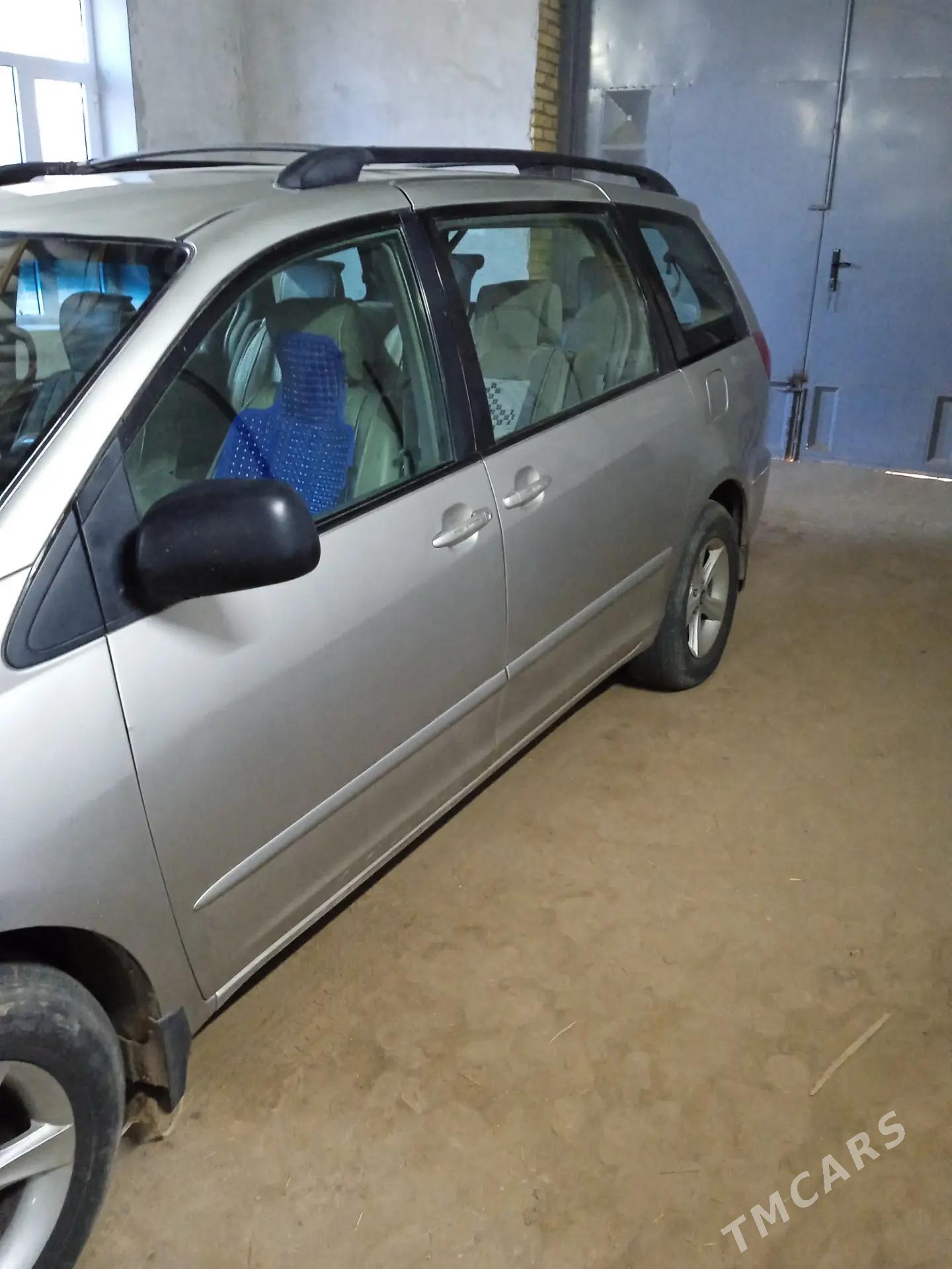 Toyota Sienna 2008 - 270 000 TMT - Сакар - img 2