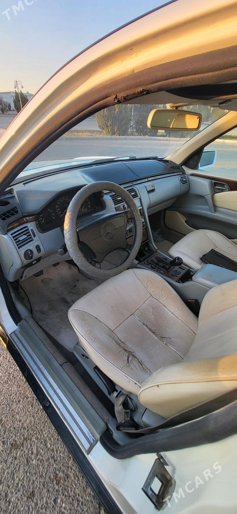 Mercedes-Benz E320 1997 - 60 000 TMT - Дашогуз - img 5