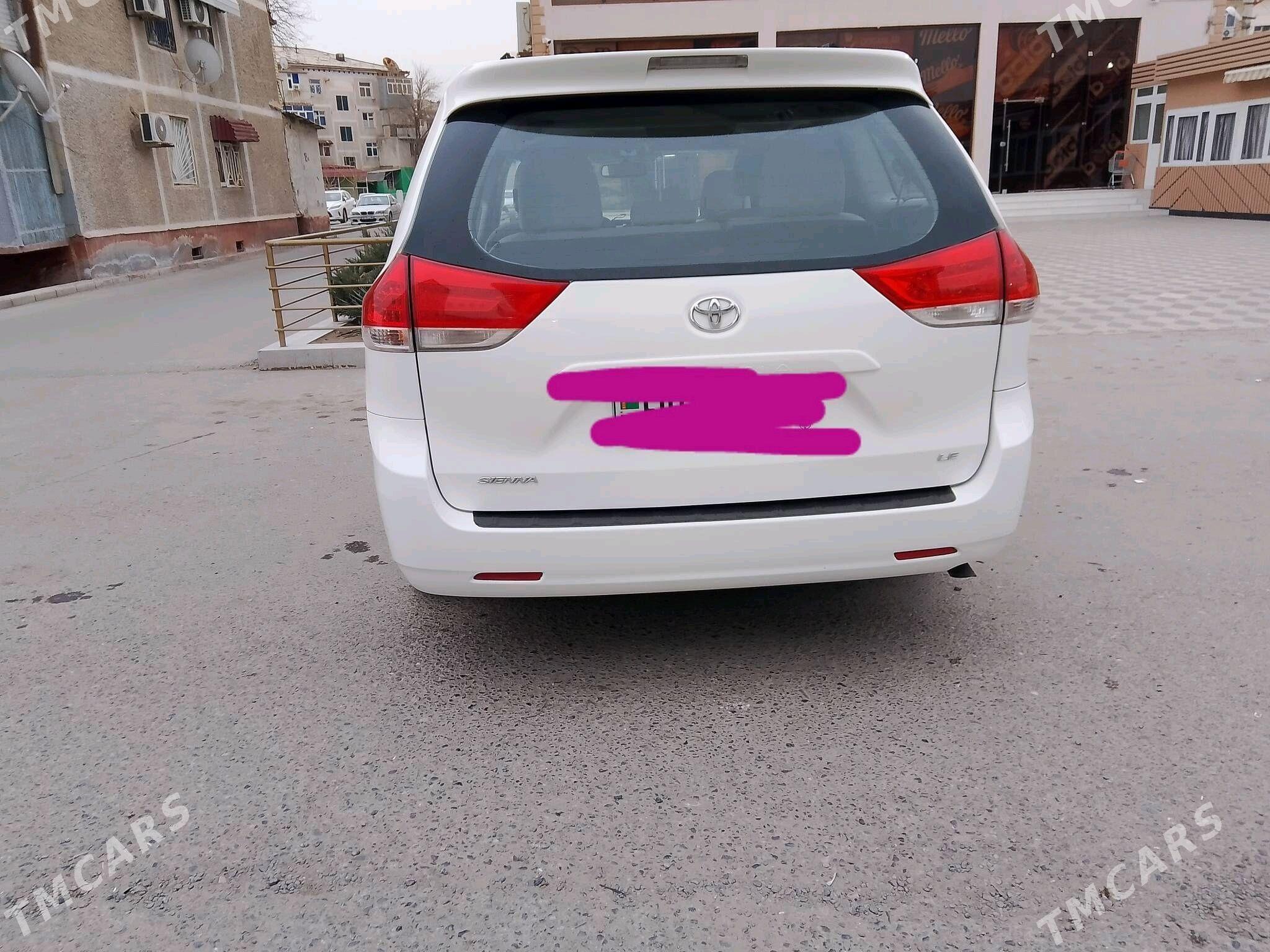 Toyota Sienna 2011 - 270 000 TMT - Мары - img 7