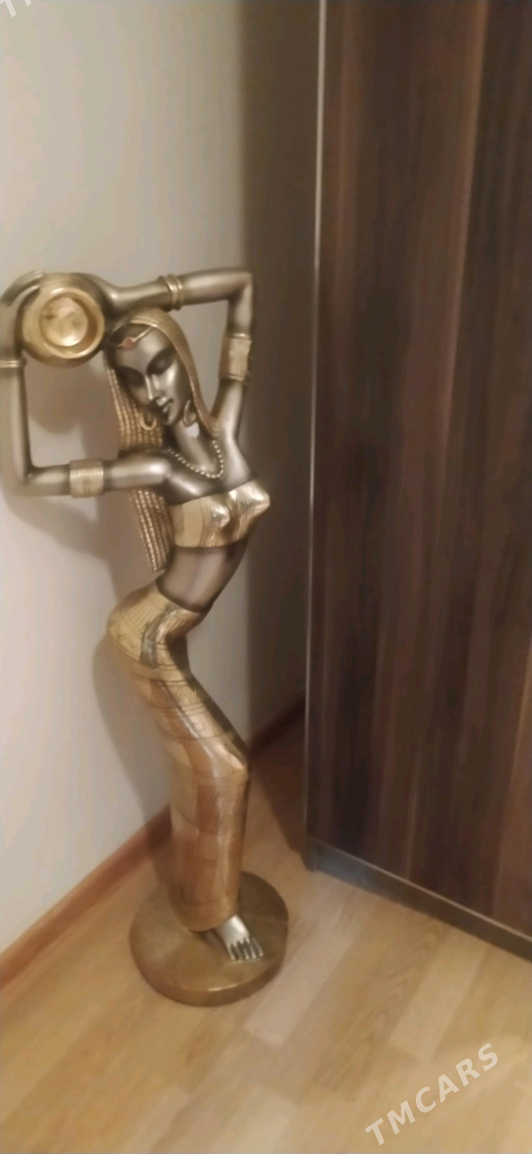 статуя - Туркменбаши - img 2