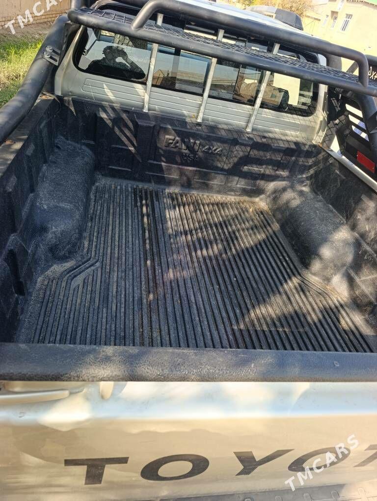 Toyota Hilux 2014 - 420 000 TMT - Халач - img 4