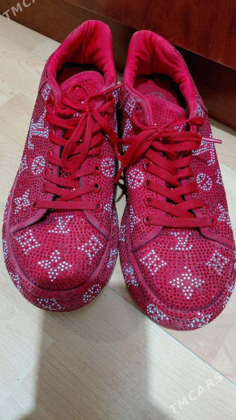 красные кроссовки - Хитровка - img 3