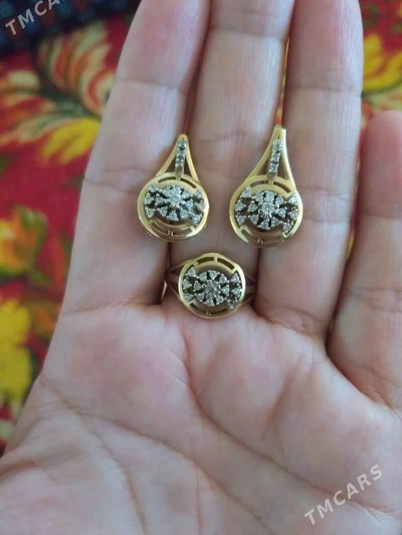 Gyzyl komplekt - Gurbansoltan Eje - img 2