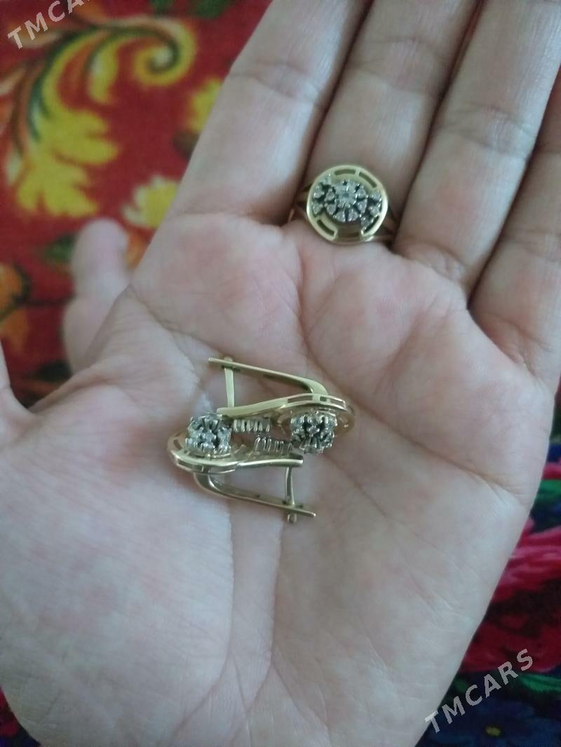 Gyzyl komplekt - Gurbansoltan Eje - img 1