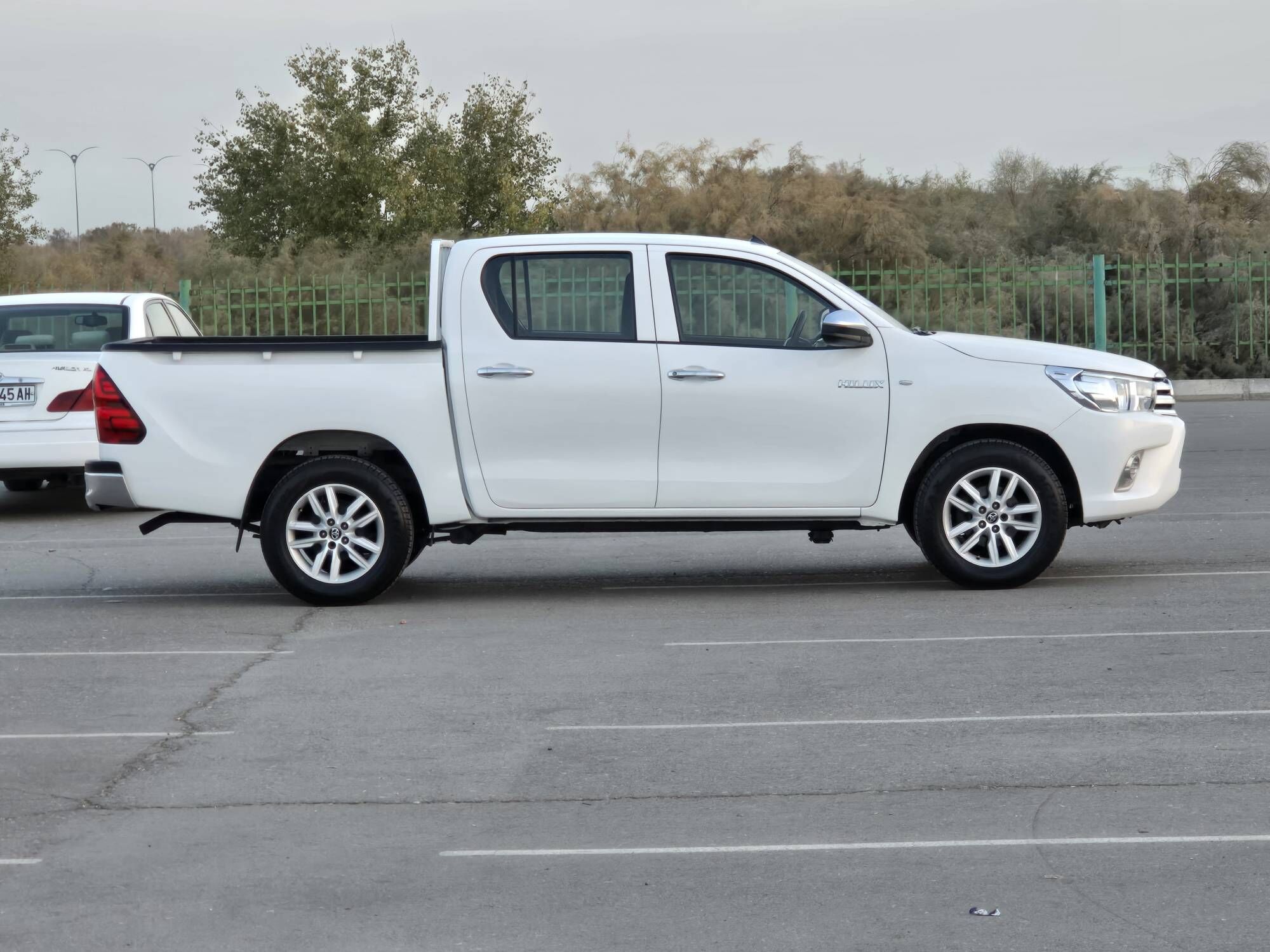 Toyota Hilux 2022 - 380 000 TMT - Aşgabat - img 9