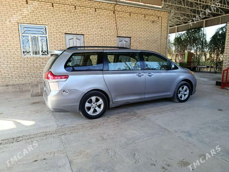 Toyota Sienna 2011 - 350 000 TMT - Мары - img 4