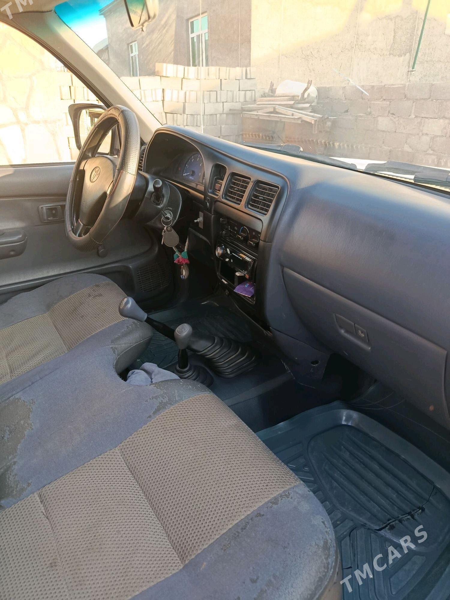 Toyota Hilux 2002 - 150 000 TMT - Эсенгулы - img 5