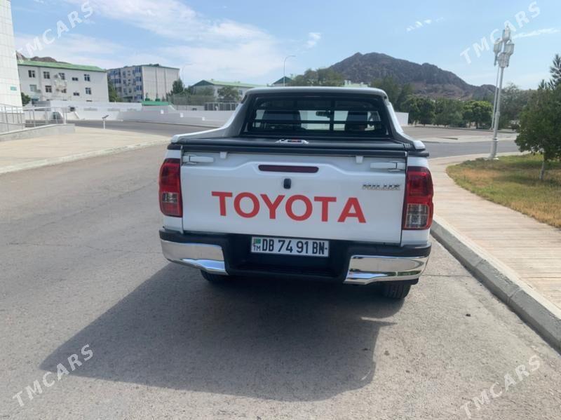 Toyota Hilux 2017 - 455 000 TMT - Türkmenbaşy - img 6