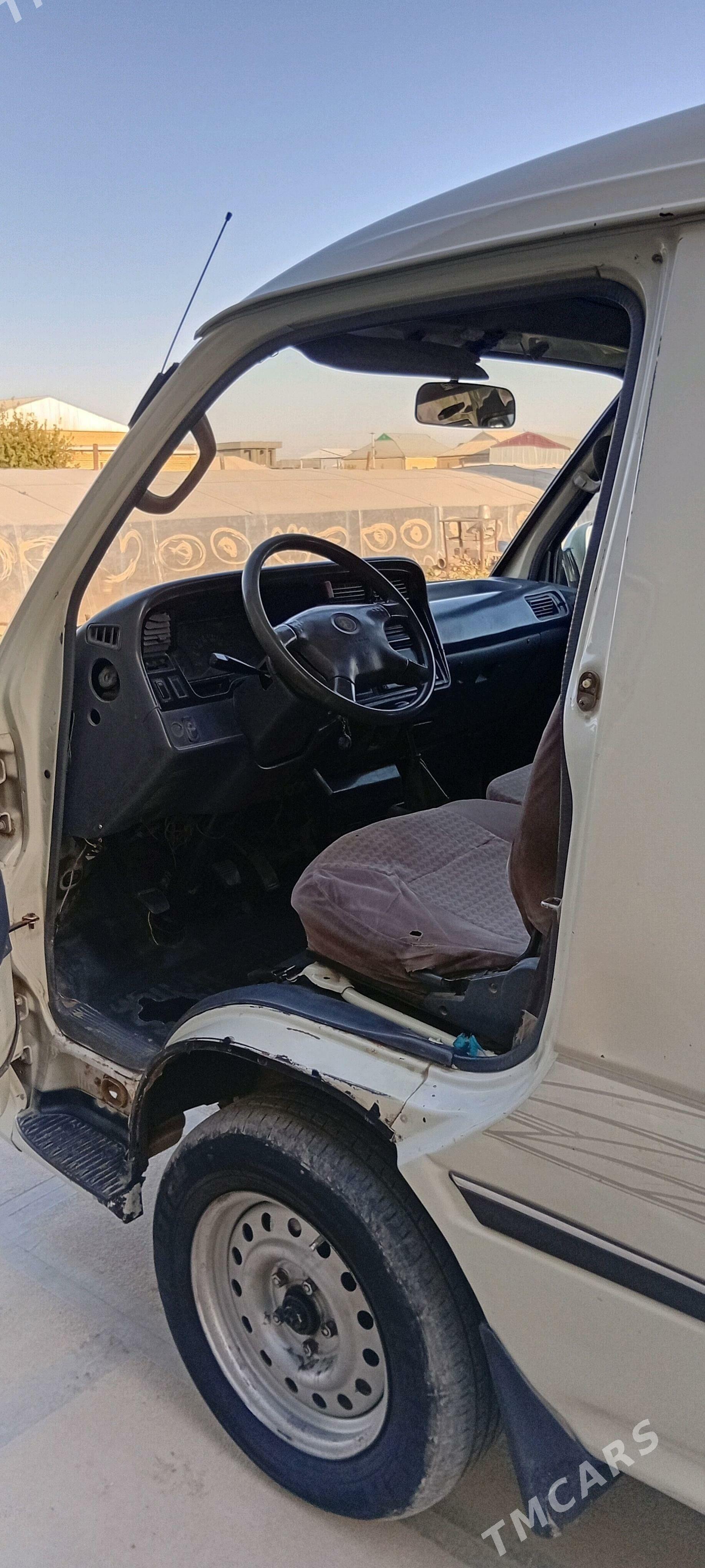 Toyota Hiace 2011 - 110 000 TMT - Мары - img 6