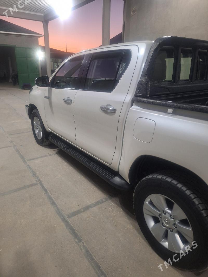 Toyota Hilux 2016 - 460 000 TMT - Гумдаг - img 5