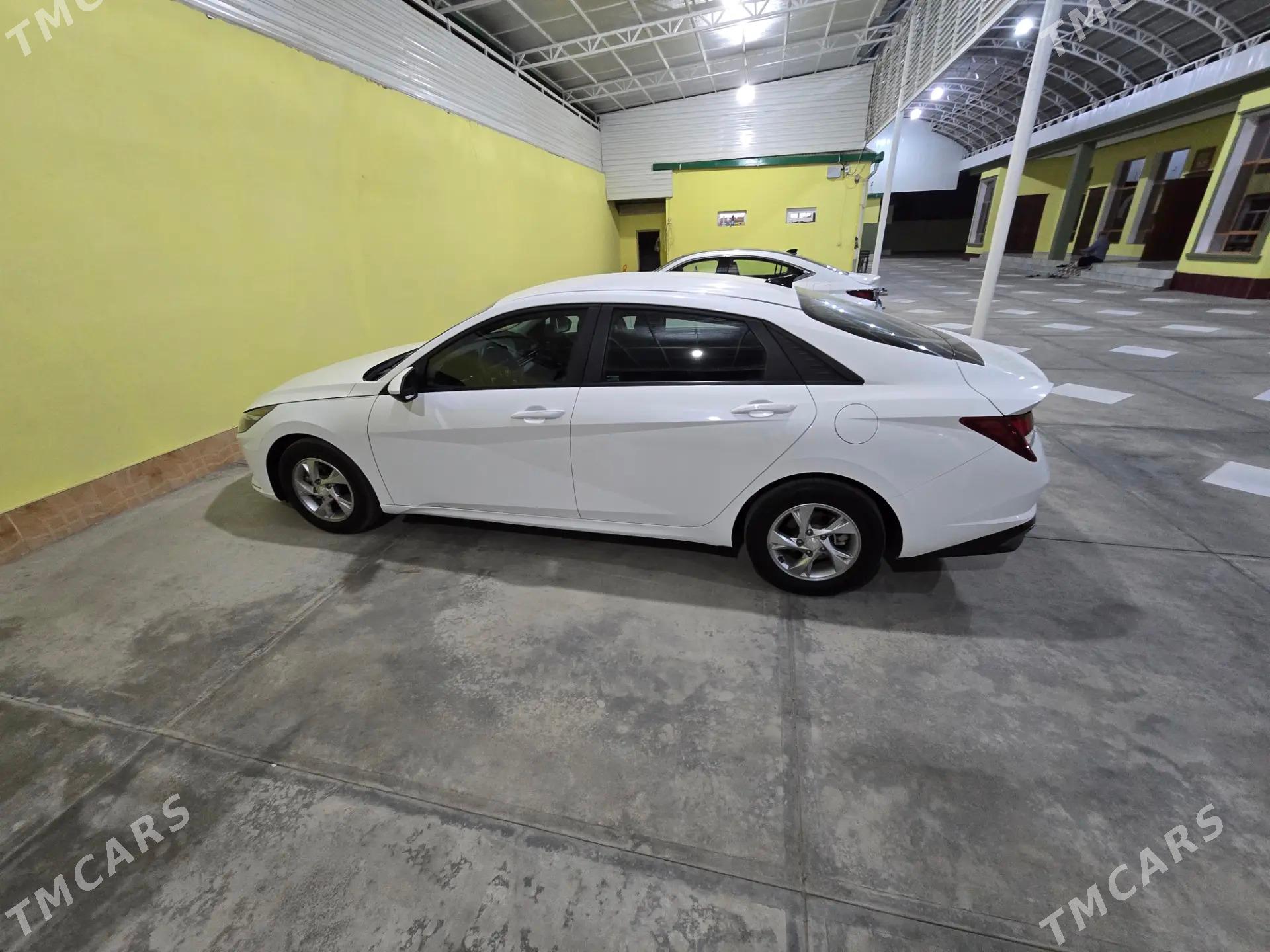 Hyundai Elantra 2023 - 260 000 TMT - Büzmeýin - img 4