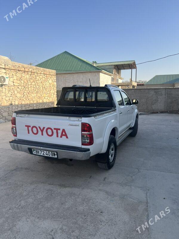 Toyota Hilux 2012 - 330 000 TMT - Балканабат - img 1