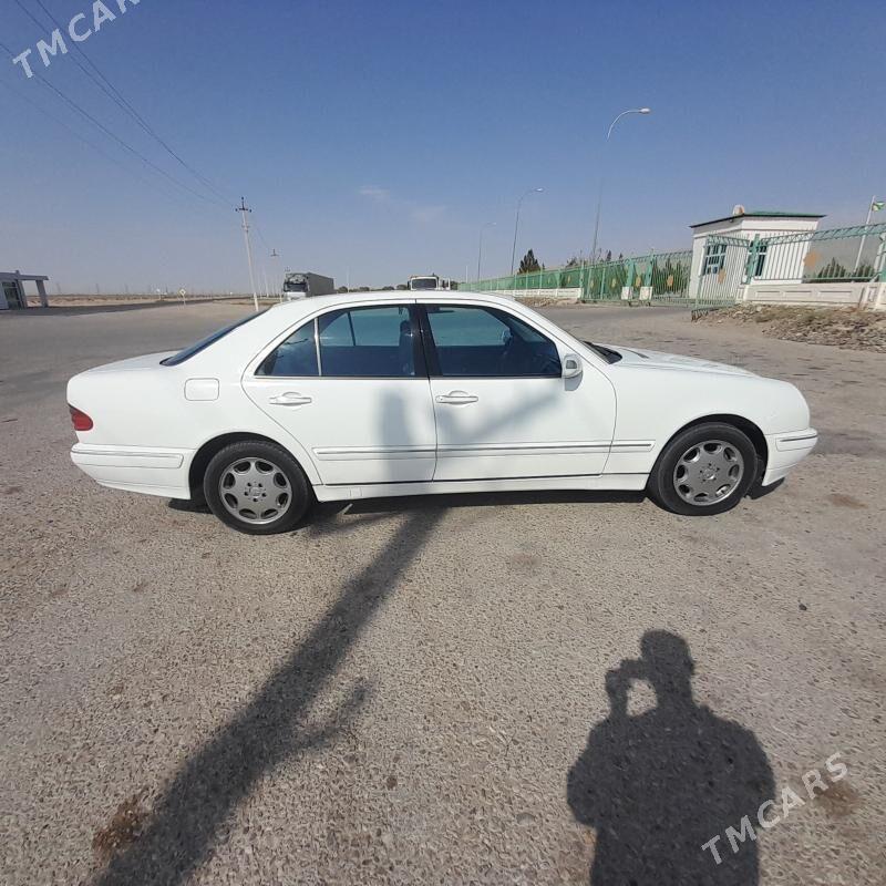 Mercedes-Benz E320 2000 - 95 000 TMT - Гумдаг - img 1