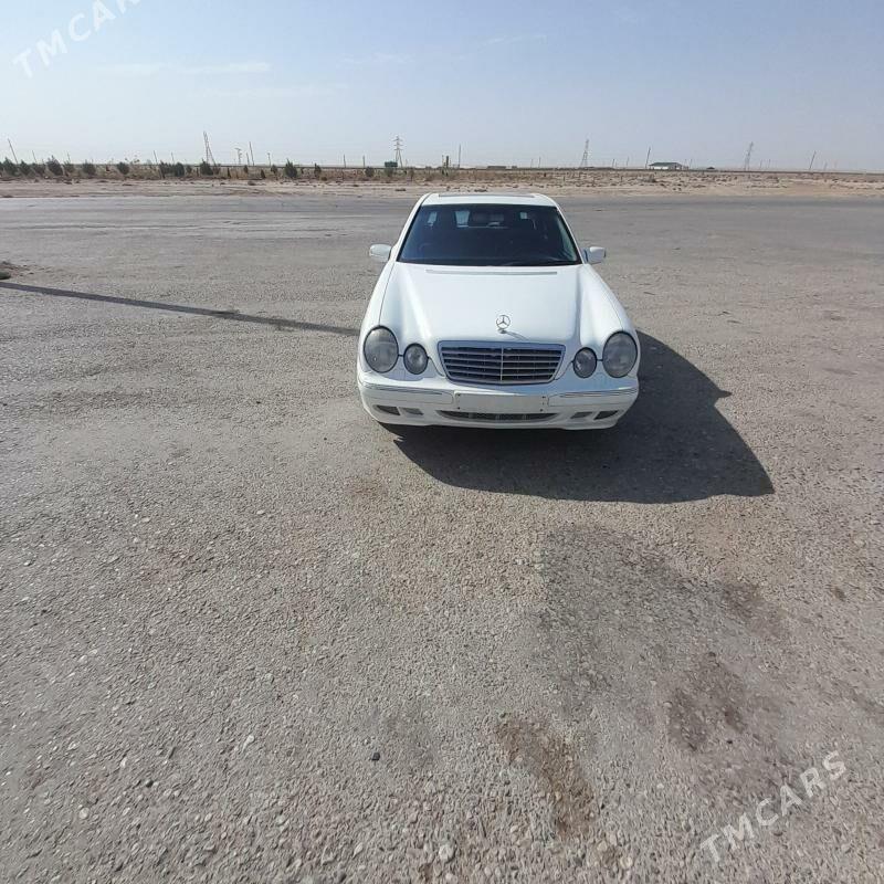 Mercedes-Benz E320 2000 - 95 000 TMT - Гумдаг - img 3