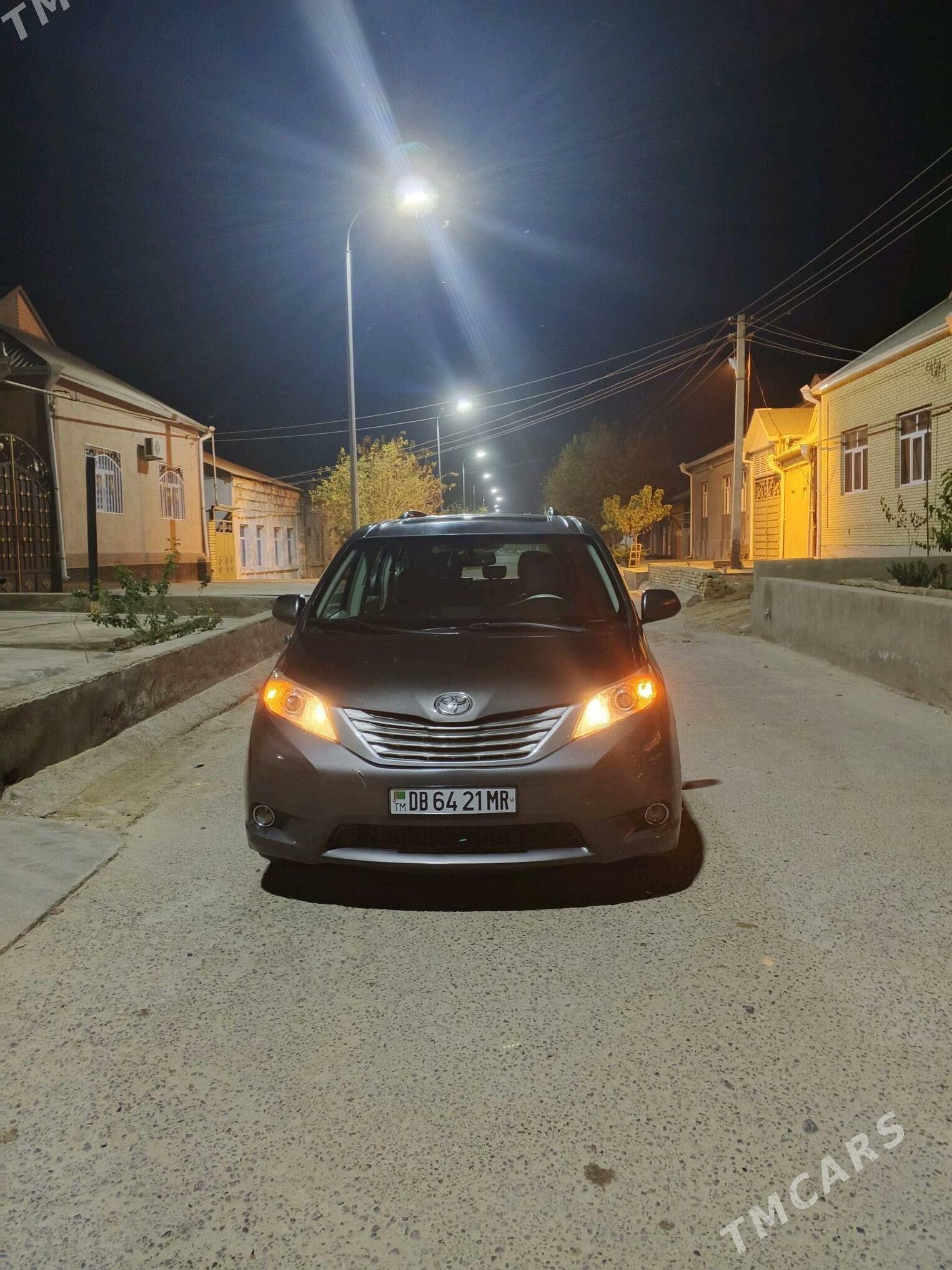 Toyota Sienna 2010 - 290 000 TMT - Мары - img 2