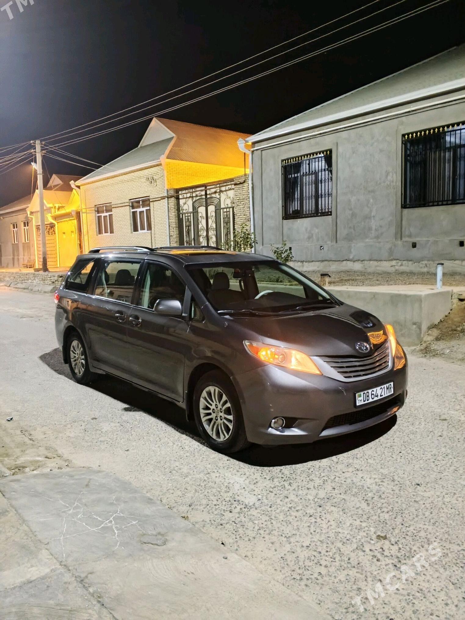 Toyota Sienna 2010 - 290 000 TMT - Мары - img 3