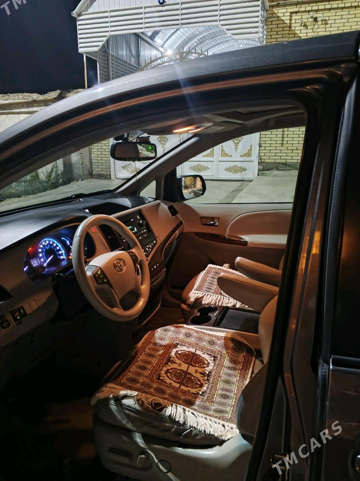 Toyota Sienna 2010 - 290 000 TMT - Мары - img 6