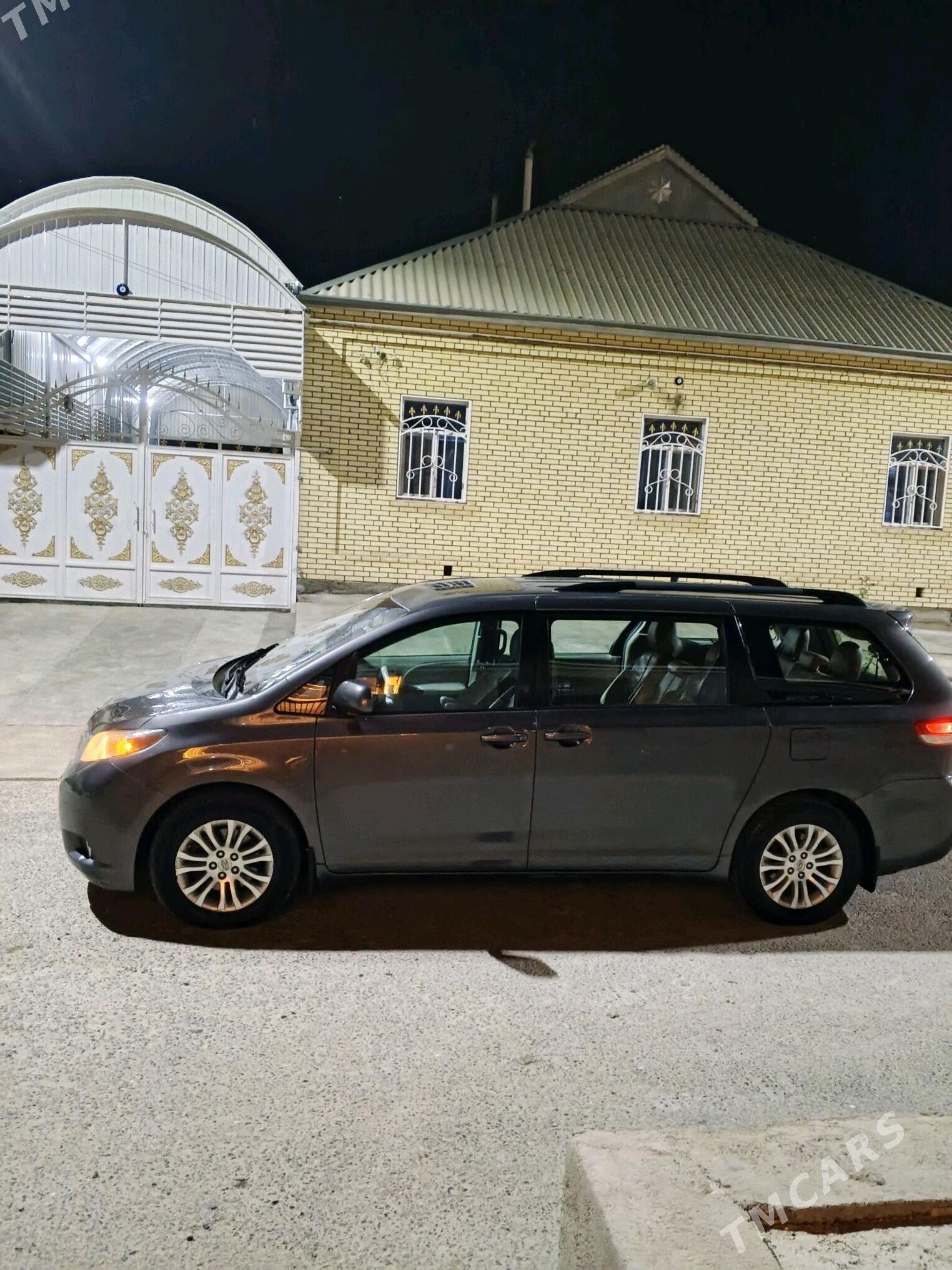 Toyota Sienna 2010 - 290 000 TMT - Мары - img 5