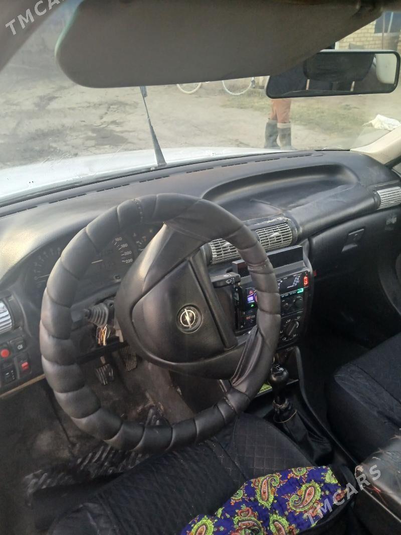 Opel Astra 1992 - 36 000 TMT - Сакар - img 6