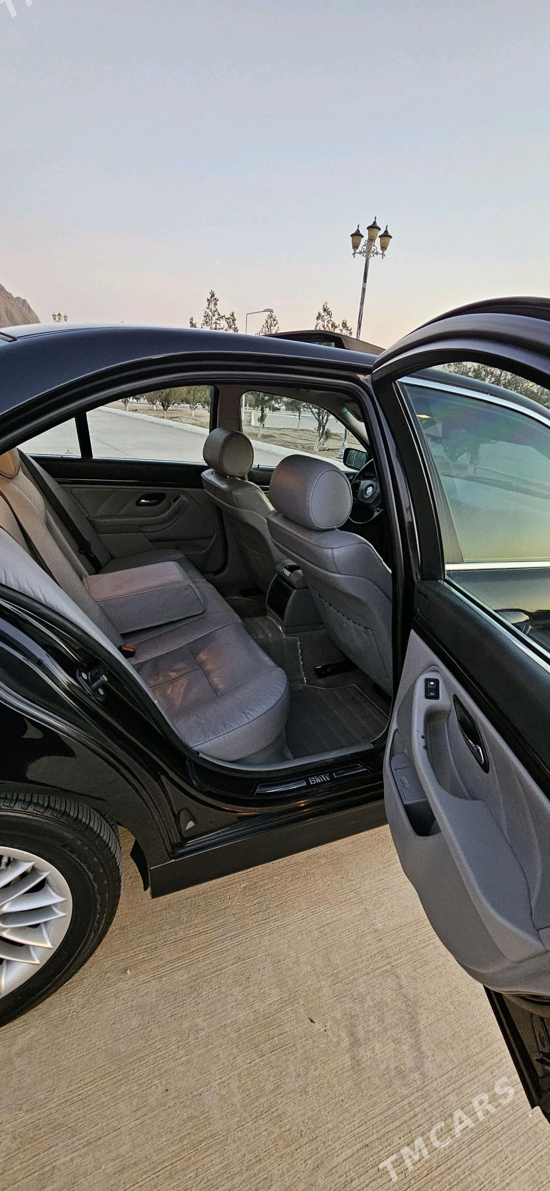 BMW E39 2002 - 160 000 TMT - Балканабат - img 4