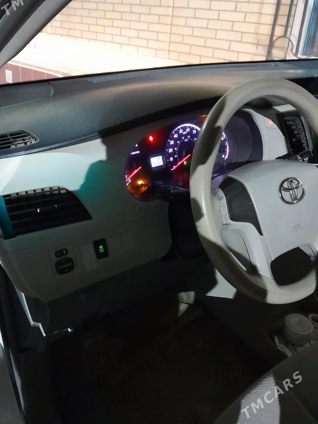 Toyota Sienna 2012 - 250 000 TMT - Туркменабат - img 2