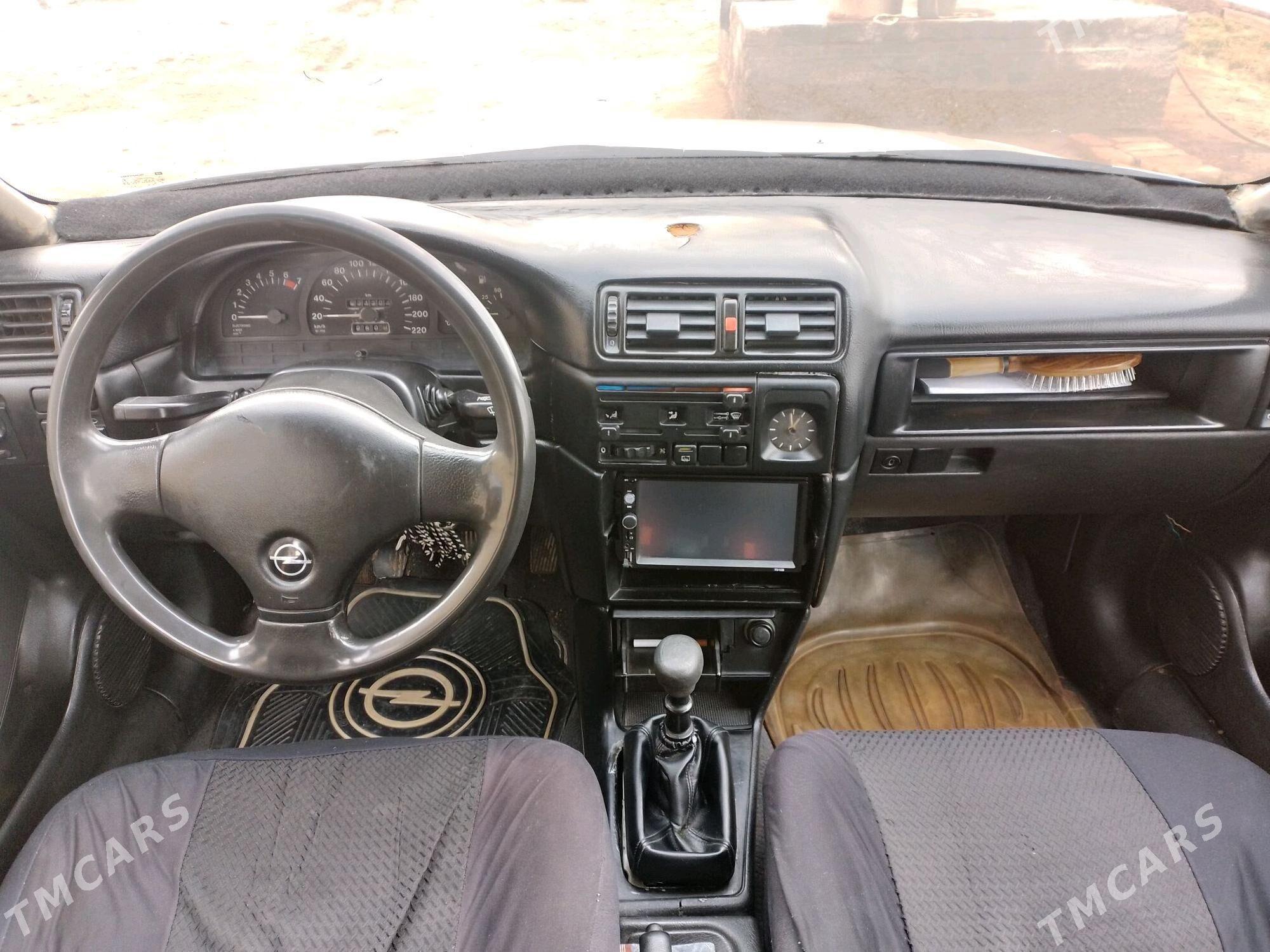 Opel Vectra 1990 - 25 000 TMT - Mary - img 1