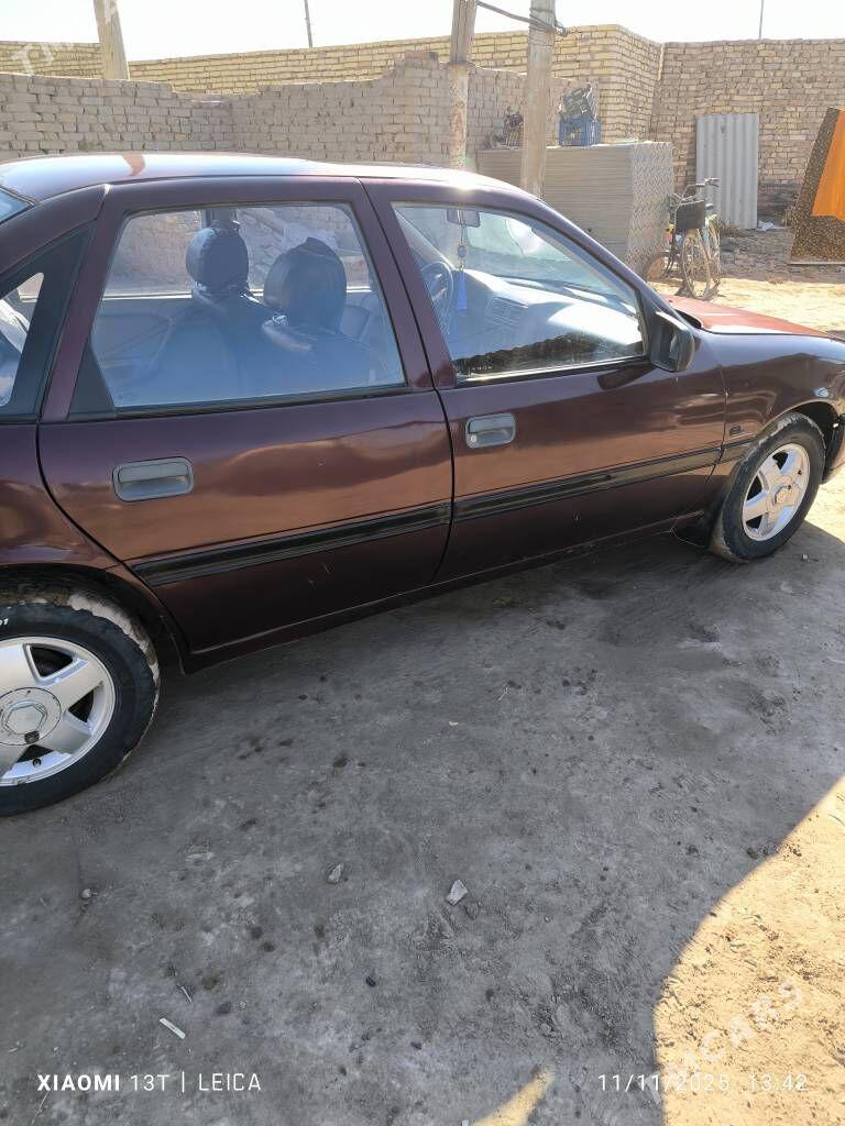 Opel Vectra 1990 - 25 000 TMT - Sakar - img 1