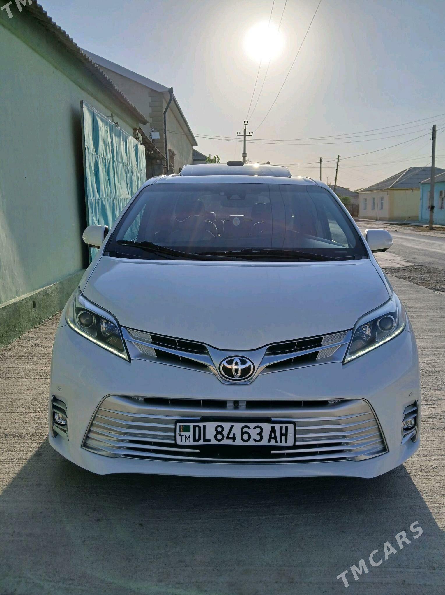Toyota Sienna 2018 - 500 000 TMT - Анев - img 1