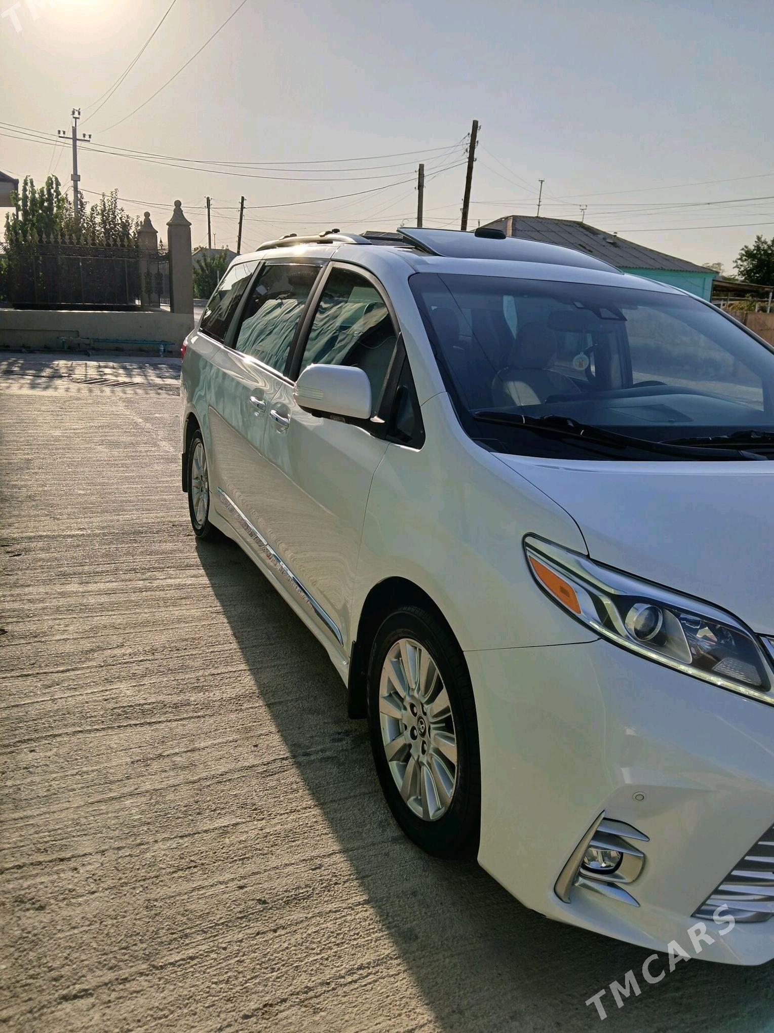Toyota Sienna 2018 - 500 000 TMT - Анев - img 7